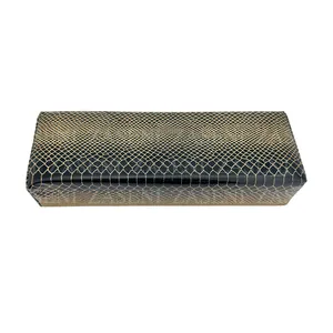 ALMOHADA MANICURA ROCA RAYADO NEGRO Y DORADO